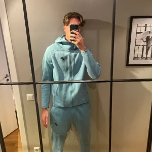 Nike tech fleece - Storlek L på tröjan, Xl på byxorna, bra skick