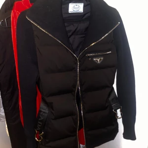 Jacka  - Säljer min jacka, en väldigt snygg kopia! Stl xs❤️