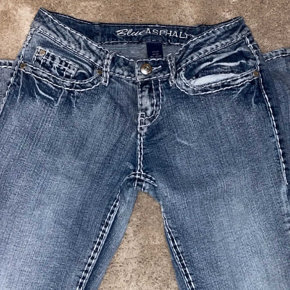 Ett par Lågmidjade jeans med vita sömmar. De är dock insydda men det syns inget. Jag säljer för att jag köpte de på Plick men de passade mig inte! Midjemått: 36cm Innerbens längd:80cm🩵. Jeans & Byxor.