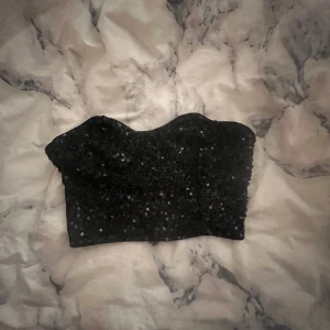 Glitter topp - Superfin glitter topp som är för stor på mig så därför kommer den inte till användning, perfekt till fest osv, skriv för fler bilder