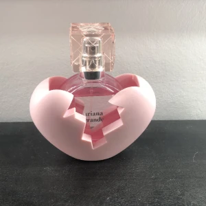 Ariana grande parfym - Säljer denna parfym för att jag inte har nån kropps tvätt eller kräm som matchar med doften. Den är använd några gånger men i bra skick!💕💕