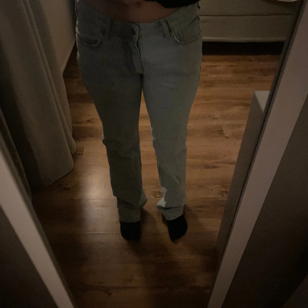 Jätte fina mid waist jeans, men säljer pga har 2 stycken☺️. Jeans & Byxor.