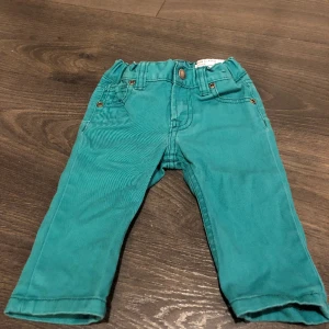 Polarn o Pyret jeans strl 68 - Fina gröna jeans med reglerbar midja