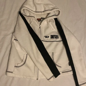 Diesel zip up hoodie vintage  - Säljer för att gillar inte hur den ser ut på mig och inte min stil❤️ fint skick och inga lösa trådar eller något liknande  