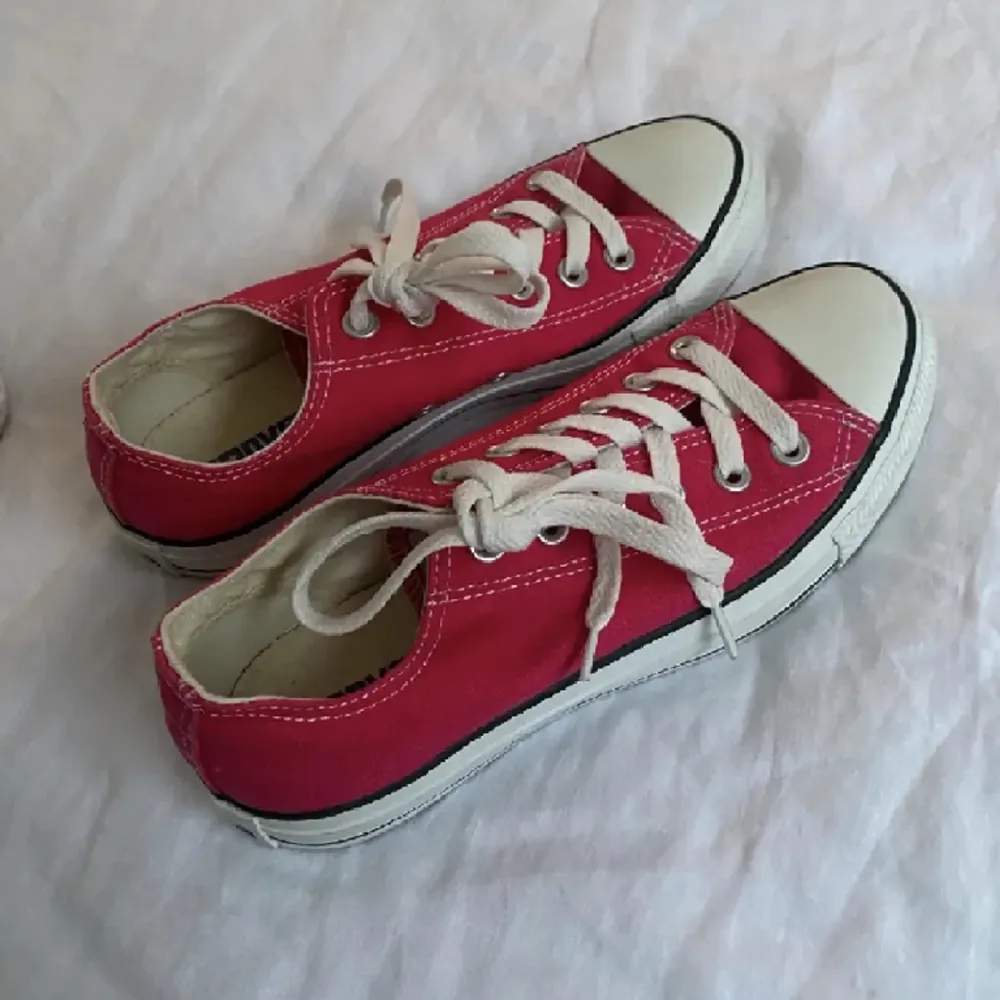 säljer dessa jätte snygga converse då jag redan har två andra par❤️ dom är rosa/röda. Skor.