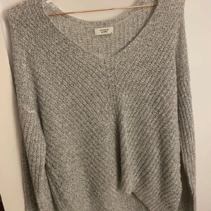  Grå stickad tröja - Supermjuk grå stickad tröja endast provad därmed nyskick🩷 storlek xs men sitter mer som en S❤️
