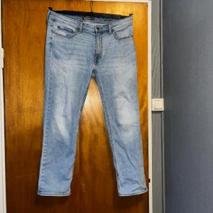 Ljusblå herrjeans - Ljusblå herrjeans från dressmann i storlek 36-30, regular fit. Inköpta i våras, säljs pga fel storlek. Gott skick.