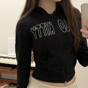 Hello Kitty zip up - Jätte gullig zip up med hello Kitty tryck på. Köptes på plick men tyvärr alldeles för liten för mig så säljer vidare 🎀