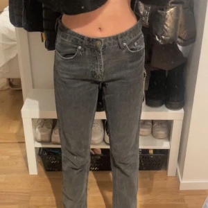 Zara jeans  - Jätte snygga zara jeans som inte längre kommer till användning! Stl 34 och sitter i bra längd på mig som är 175❤️ öppna där nere med slit och är mid waist, sitter straight på mig!