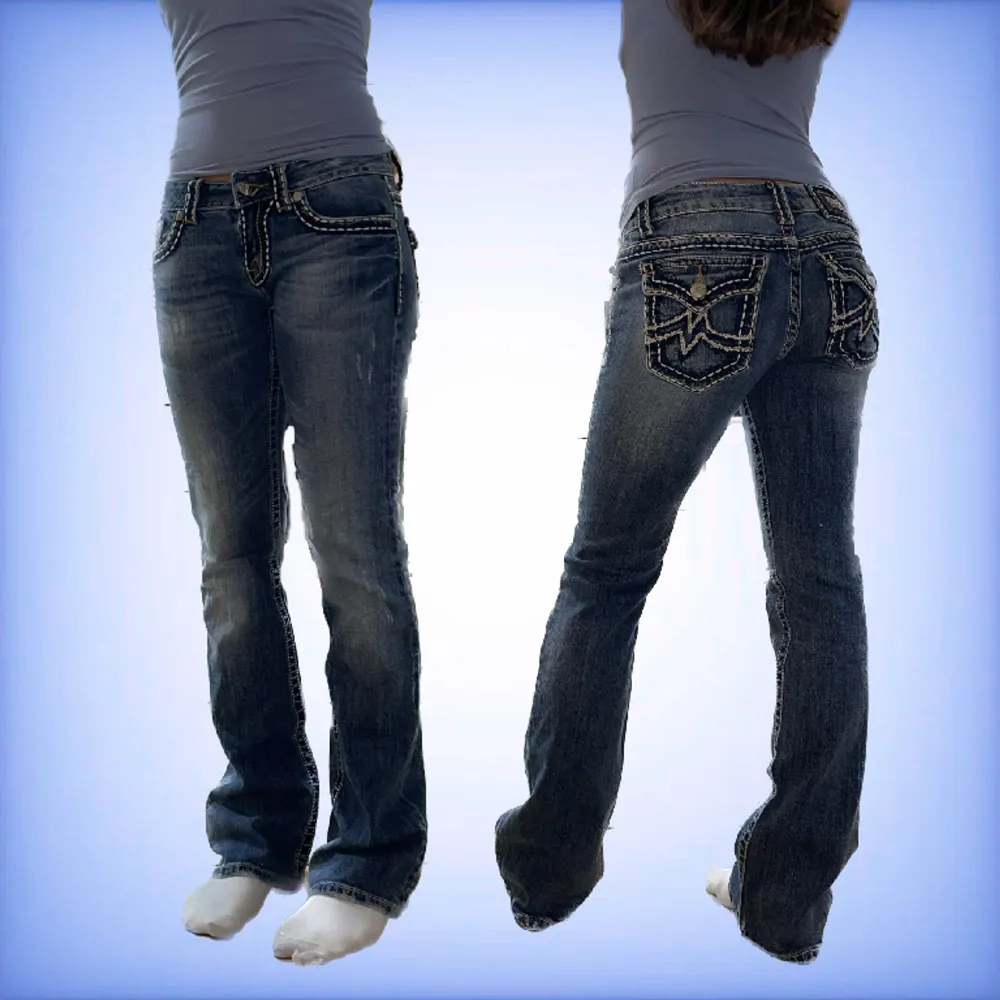 Ett par unika vintage, bootcut och lågmidjade miss me jeans i ett jätte fint skick! Hör av dig om du har frågor!☺️. Jeans & Byxor.