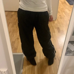 Nike trackpants - Coola nike trackpants med resår som  man kan justera för att få dem och passa 💗 jag är 161 cm