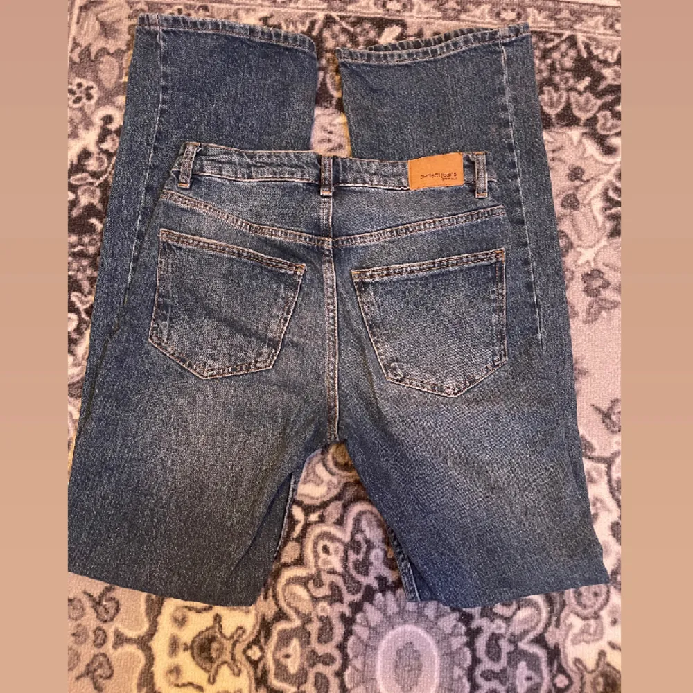 Mörk blåa byxor i mid waist för 350kr, passar 167 cm men även kortare och längre. I storlek 36. Inga hål, missfärgningar eller skrynklor (bra skick). Jeans & Byxor.