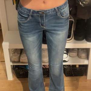 Super trendiga jeans i modellen flare/bootcut ifrån ”Chica London” dom är uppsprättad där ner till så dem sitter i en bra längd på mig som är 175 cm! Väldigt stretchigt material❤️I stl 38 men passar mig som är mellan 34-38 mestadels 34-36!