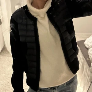 Moncler cardigan - Hej jag säljer denna super snygga moncler cardigan. Den är i fin skick. Hör av er om ni är intresserad av att köpa.  Först till kvarn❤️