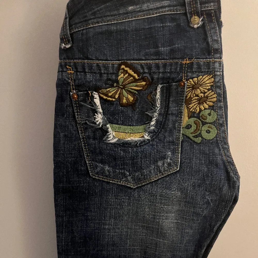 Svin coola Low waist bootcut jeans med snygga detaljer vid fickorna! Jag är 164 och jeansen är för korta för mig🩷midjemåttet är 70 cm och innerbenslängden 73 cm, kontakta för fler frågor!. Jeans & Byxor.