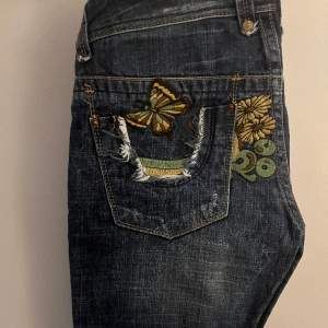 Svin coola Low waist bootcut jeans med snygga detaljer vid fickorna! Jag är 164 och jeansen är för korta för mig🩷midjemåttet är 70 cm och innerbenslängden 73 cm, kontakta för fler frågor!