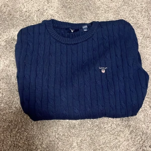 Stickad gant tröja - Använd en till två gånger  Mycket bra skick 