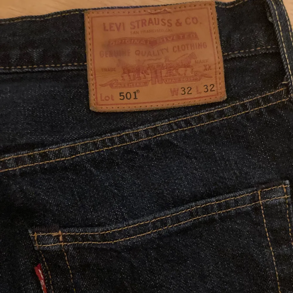 Hej, jag säljer dessa Levis jeans W32 L32, dem är helt nya utan prislapp, hör av dig om du har frågor. Jeans & Byxor.