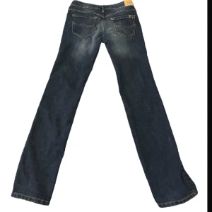 Lågmidjade straight jeans - Midja: 74 innerben: 80💞