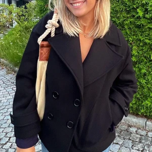 Kappa - jättefin design by si kappa i storlek xs/s som är perfekt nu till vintern/våren. har knappast kommit till användning då jag har en liknande. i nyskick utan några defekter. skriv till mig för fler bilder! priset kan diskuteras💕⭐️😊