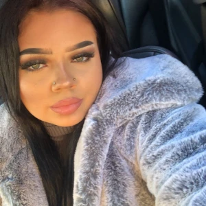 Fuskpäls jacka med krage - Säljer min jätte fina jacka som är mjuk och är pälsimitation. Den har en stor krage och dold knäppning. Dock inte fodrad inuti utan någon silkes tyg. Sprillans ny😍