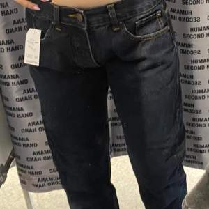 Säljer dessa mörkblåa jeans från Dickies. De är baggy i passformen. Strl S. Köpta second hand men har inga defekter. Bra skick. 