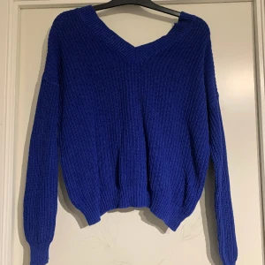 Stickad Mörkblå Tröja - Stickad Mörkblå Tröja med snörning baktill från Nelly - Storlek XS - Fint skick