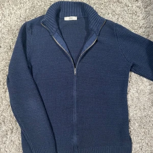 Marinblå fullzip - En superskönt fullzip i nästan nyskick. Storlek M. Bara att skriva ett DM vid intresse !