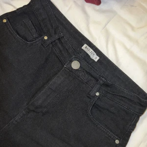 Madlady byxor - Svarta jeans från madlady, storlek 38 och långa i benen!! Sparsamt använda