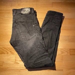 💥Replay Jeans💥 - Säljer nu dessa sjukt snygga jeansen från Replay i grymt bra skick. Modellen heter Rik och är i storlek 31/32. Modellen på bilden är 176cm och väger 66kg! Hör gärna av dig vid minsta lilla fundering eller fråga! 😃
