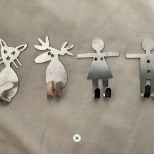 Fyra krokar  - Fyra krokar. Ej använda så mkt. Kan putsas. Behövs ny dubbelhäftande tejp bak. Funkar till badrum t ex. Se mina annonser. Prutbart. 