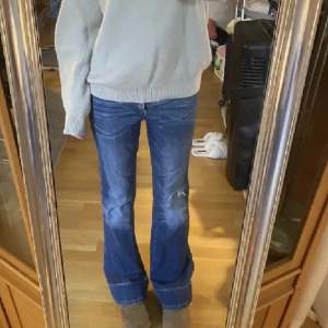 Jättesnygga jeans från Levis i bra skick 💘Midjemått tvärsöver 36-37 cm innerbensläng 79 cm