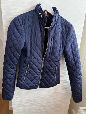 Jacka från Zara - Jacka från Zara som har använts som ridjacka. 