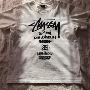 Super snygg Stussy t-shirt i nyskick. Köpt här på plick, aldrig använd pga för stor. Skriv till mig innan du trycker på ”köp nu”.