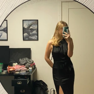 Festklänning / balklänning  - Har använt denna vid ett tillfälle i ca 3 timmar sen har den varit garderoben.Den är lite lång på mig, klänningen är uppsydd ca 3 cm,det går att sprätta upp sömmen om man vill ha den längre. Jag var ca 165 cm då. Köpt för 1000kr. Superfin klänning❤️