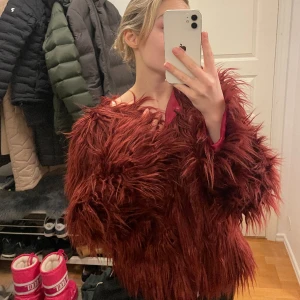 Vinröd fuskpälsjacka - Så fin vinröd jacka i fuskpäls, passar storlek xs/s. Inget märke!