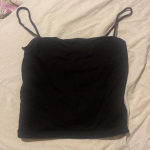 Svart topp storlek XS från Gina tricot - Skönt material, Bra att ha på vår/sommar när det är varmt.