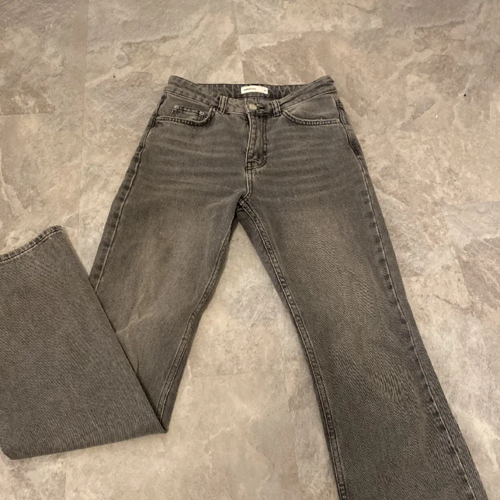 Superfina gråa flare jeans från Gina Tricot. Väldigt bra skick då de knappt används då jag har andra jag föredrar. (Är 168 cm lång för referens). Jeans & Byxor.