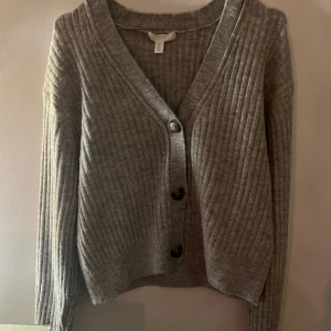 Grå kofta - En mysig grå kofta från H&M  I storlek M Säljer då den inte direkt kommer till användning  Skriv för fler bilder😃