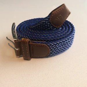 Flätat bälte  - Flätat bälte blå vit | stretch och anpassningsbar till alla storlekar | helt nytt aldrig använt | skriv om du har frågor.