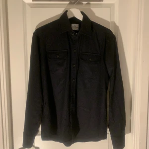 Overshirt John Henric - Säljer en riktigt fin och fräsch overshirt från john henric. Den är köpt för 1000kr och är i 10/10 skick. Perfekt till våren! 