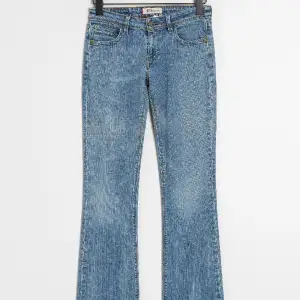 Sjukt snygga jeans från levis, låg midja. Skulle säga att dem är något små i storleken, passar bäst på någon med strl 34 i jeans.