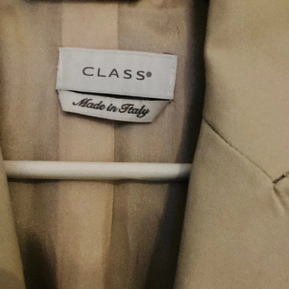 Elegant jacket in light beidge, 98% cotton, 2% elastan, Made in Italy. Good, new condition! Fits XS-S. Jackor.