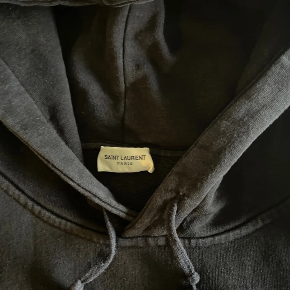 Säljer min använda hoodie från Saint Laurent. Hyfsat bra skick. Den är i storlek M. Hoodies.