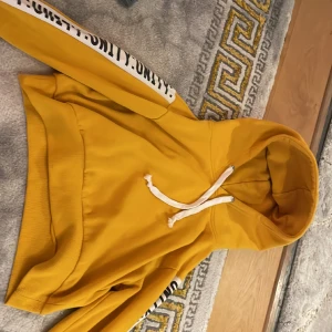 Jätteskön hoodie - Skön hoodie som också är jättefin! Den är använd men i toppen skick. Den har även text på armarna vilket är så fint