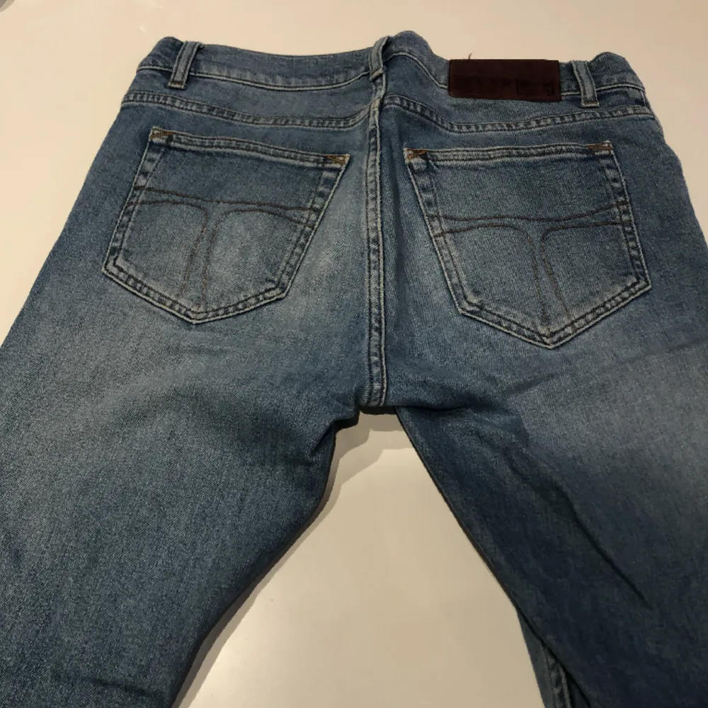 Ljusa jeans från Tiger of Sweden i modellen Evolve. Passformen är skinny/slim i storleken 28/32. Inga slitningar på jeansen. Jeans & Byxor.