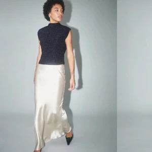 Satin kjol - En satin maxi kjol från Gina tricot. Det i en jätte bra form änvant den ett par gånger.Den kostade 399 när jag köpte den.