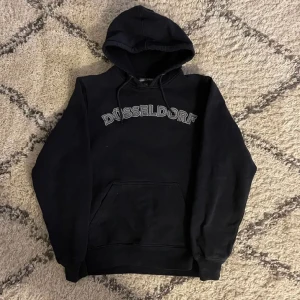 Hoodie med tryck - Skitsnygg hoodie med tryck! Jag har dock tagit bort snörena. Den är i en väldigt mörk marinblå färg. Den är i storlek m men känns mer som en xs, s.