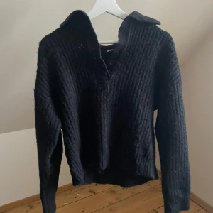 Stickad tröja - Stickad tröja från Gina Tricot med liten v-ringad hals. Lite nopprig därav priset🥰