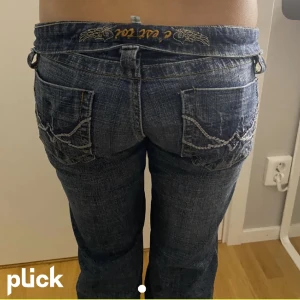 Snygga jeans!! - Säljer mina favo jeans för att de Tyvär är för små för mig💕 dom är lågmidjade och bootcut, tveka inte om du har någon fråga!! La upp en nya annons pga oseriösa köpare💞